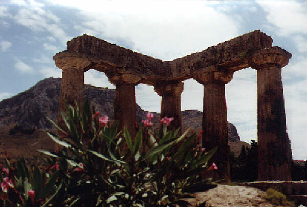 Tempel des Apollo, im Hintergrund Akrokorinthos